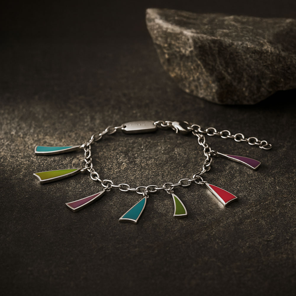 Narukvica sa trouglastim obojenim privescima