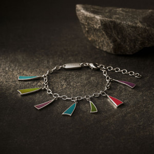 Narukvica sa trouglastim obojenim privescima