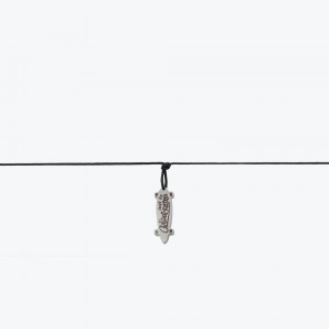 Ogrlica sa priveskom skjetborda i graviranim grafitima