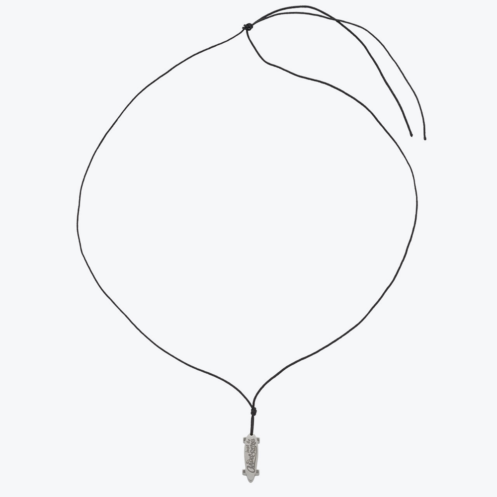 Ogrlica sa priveskom skjetborda i graviranim grafitima