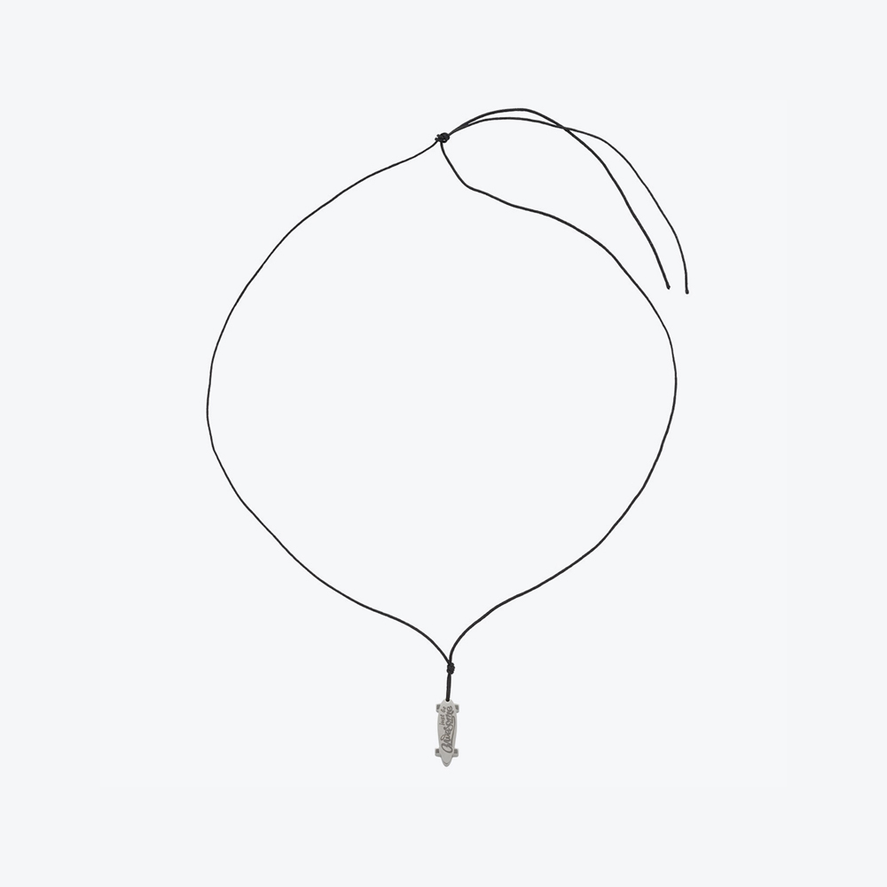 Ogrlica sa priveskom skjetborda i graviranim grafitima