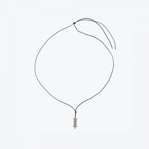 Ogrlica sa priveskom skjetborda i graviranim grafitima