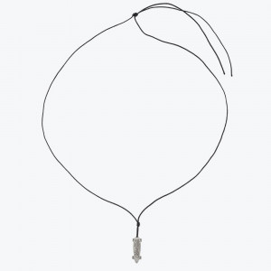 Ogrlica sa priveskom skjetborda i graviranim grafitima