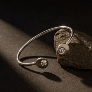 Narukvica sa dva Swarovski kristala i magnetima  s-m