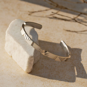 Moderna narukvica apstraktnog dizajna M-L