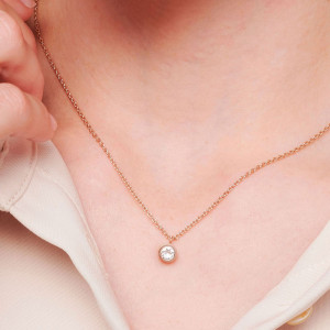 Ogrlica u boji roze zlata sa priveskom i Swarovski kristalom S-L