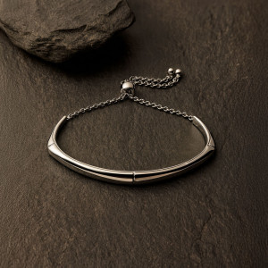 Moderna narukvica od nerđajućg čelika sa finim linijama M-L