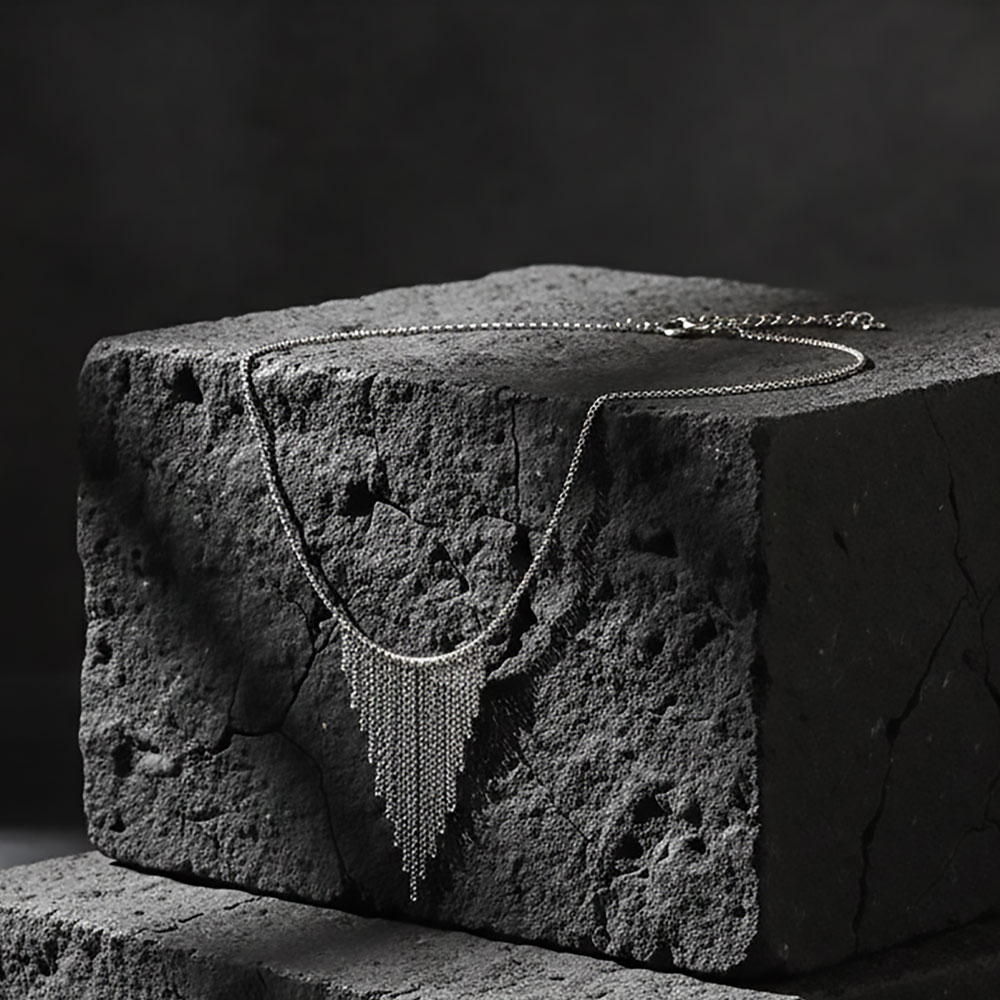 Fina ogrlica sa visećim privescima S-L