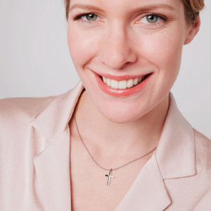 Ogrlica sa priveskom krstić sa agnetima  S-L