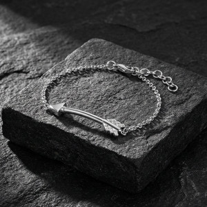 Narukvica sa romantičnom strelicom S-L