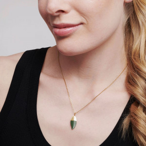 Privezak u obliku lista u zlatnoj boji