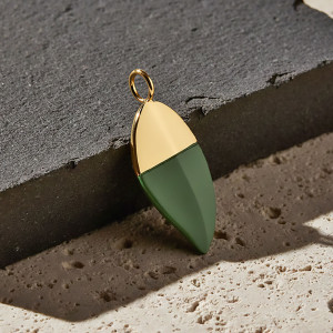 Privezak u obliku lista u zlatnoj boji