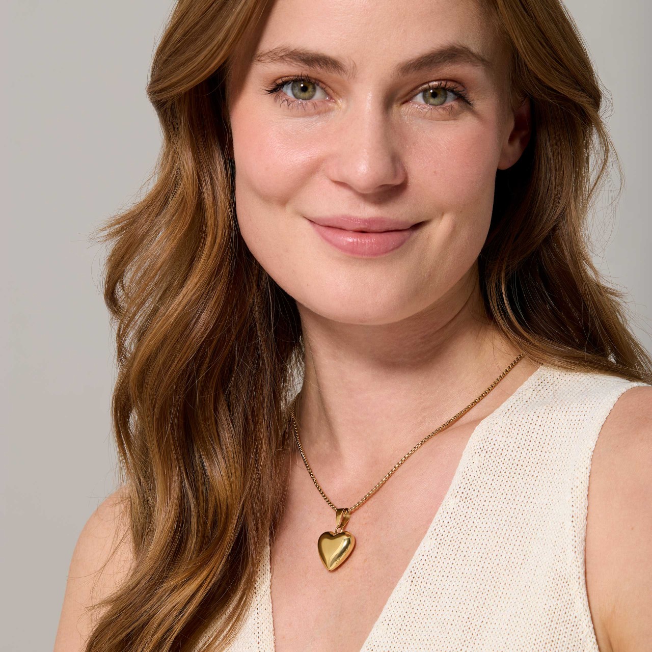 Pun privezak srce u zlatnoj boji sa magnetima