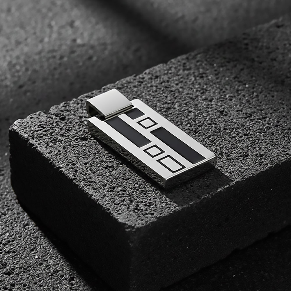 Upečatljiv muški privezak sa emajlom