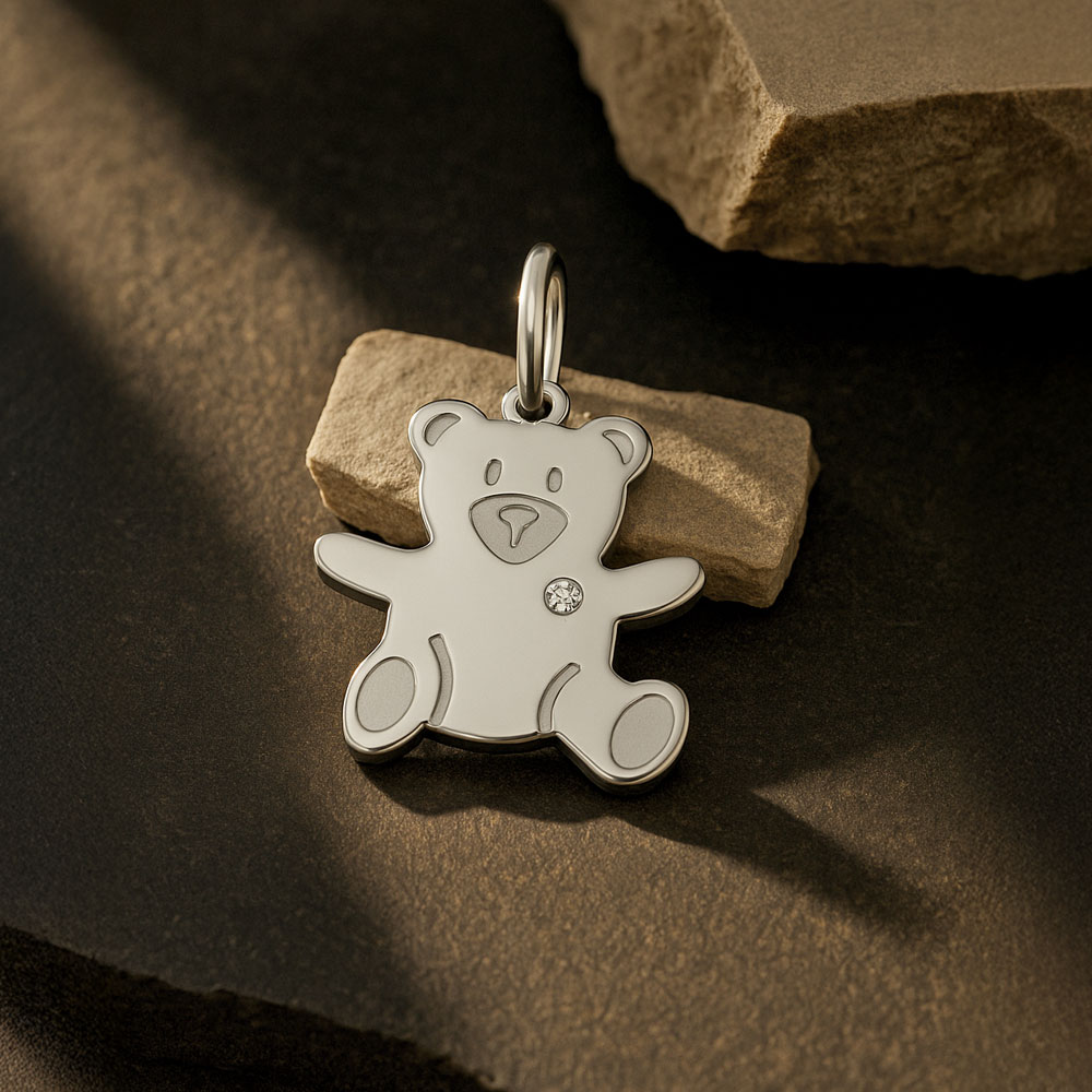 Mali privezak u obliku medveda