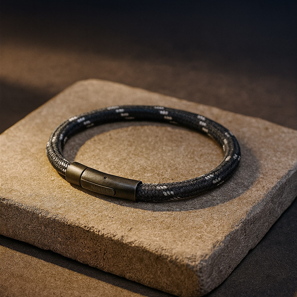 Sportska unisex narukvica sa crnim zatvaračem od nerđajućeg čelika i magnetom M