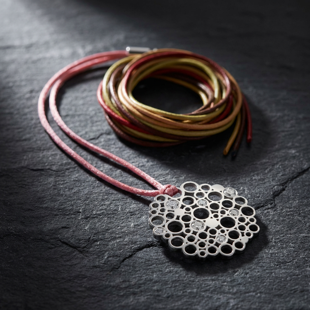 Privezak sa vrpcom i kopčom