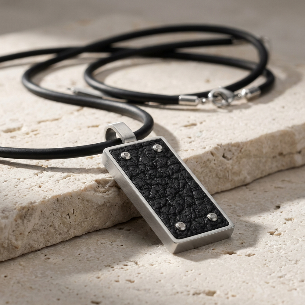 Muška ogrlica sa priveskom od metala i kože L