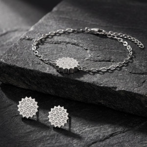 Komplet naušnica i delikatne svetlucave narukvice s-l