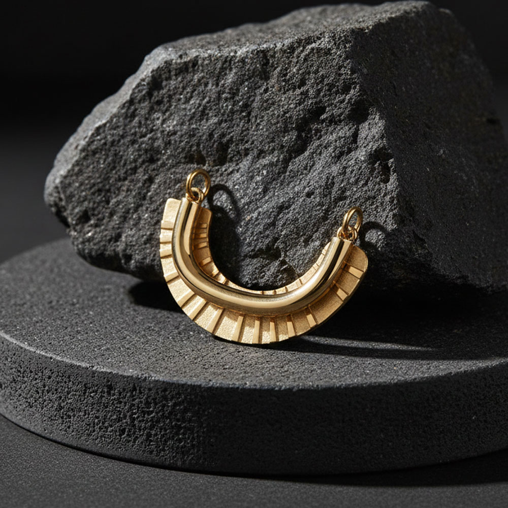 Raskošan privezak u boji zlata