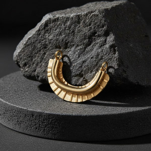 Raskošan privezak u boji zlata